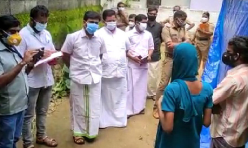 സം​സ്ഥാ​ന യു​വ​ജ​ന ക​മീ​ഷ​ൻ അം​ഗം  അ​ഡ്വ. ടി. ​മ​ഹേ​ഷ്​ അ​യി​ലൂ​രി​ലെ​ത്തി ദമ്പതികളോട്​ സംസാരിക്കുന്നു