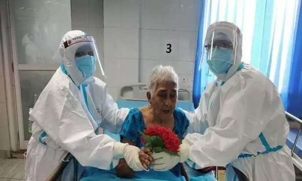 കോവിഡിനെ പൊരുതി തോൽപ്പിച്ച് ബംഗാളിലെ ഈ 95കാരി... കോവിഡിനെ പൊരുതി തോൽപ്പിച്ച് ബംഗാളിലെ ഈ 95കാരി...