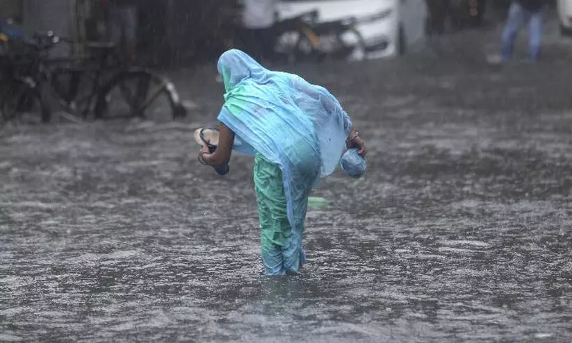 കോവിഡിൽ ജോലി നഷ്ടമായി; വരുമാനത്തിനായി എഞ്ചിനീയർ ഉൾപ്പടെയുള്ള ബിരുദധാരികൾ ഓട ശുചീകരണ ജോലിക്കിറങ്ങി കോവിഡിൽ ജോലി നഷ്ടമായി; വരുമാനത്തിനായി എഞ്ചിനീയർ ഉൾപ്പടെയുള്ള ബിരുദധാരികൾ ഓട ശുചീകരണ ജോലിക്കിറങ്ങി