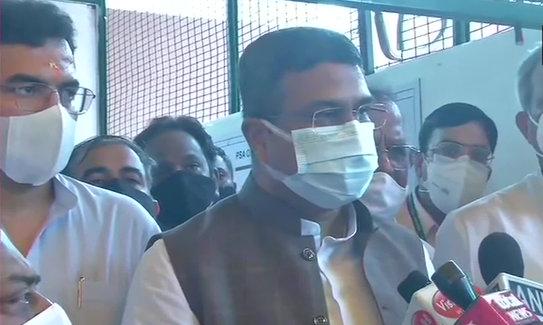 ഇന്ധനവില വർധനവ്: രാഹുൽ ഗാന്ധി മറുപടി പറയണമെന്ന് കേന്ദ്ര പെട്രോളിയം മന്ത്രി ഇന്ധനവില വർധനവ്: രാഹുൽ ഗാന്ധി മറുപടി പറയണമെന്ന് കേന്ദ്ര പെട്രോളിയം മന്ത്രി