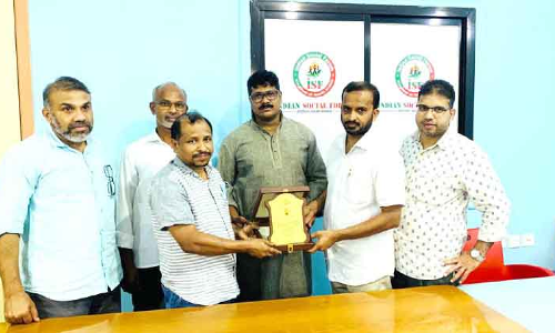 സി.​വി. അ​ഷ്റ​ഫി​ന് ഇ​ന്ത്യ​ൻ സോ​ഷ്യ​ൽ ഫോ​റം യാ​ത്ര​യ​യ​പ്പ് ന​ൽ​കി