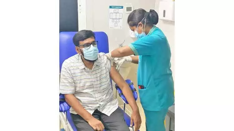 പതിനെട്ടിന് മുകളിലുള്ള വിദേശികൾക്ക് പണം നൽകി വാക്സിനെടുക്കാം പതിനെട്ടിന് മുകളിലുള്ള വിദേശികൾക്ക് പണം നൽകി വാക്സിനെടുക്കാം