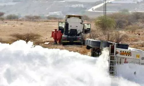 ഓ​ക്​​സി​ജ​ൻ ടാ​ങ്ക​ർ മ​റി​ഞ്ഞ്​ ഡ്രൈ​വ​ർ മ​രി​ച്ചു