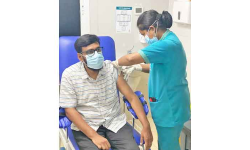 പതിനെട്ടിന്​ മുകളിലുള്ള വിദേശികൾക്ക്​ പണം നൽകി വാക്​സിനെടുക്കാം