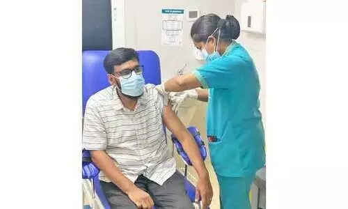 പതിനെട്ടിന് മുകളിലുള്ള വിദേശികൾക്ക് പണം നൽകി വാക്സിനെടുക്കാം പതിനെട്ടിന് മുകളിലുള്ള വിദേശികൾക്ക് പണം നൽകി വാക്സിനെടുക്കാം