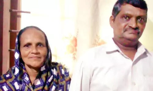 മഹാമാരിക്കാലത്ത്​ ത​ള​രാ​തെ നുഹ്​മാൻ മു​ന്നോ​ട്ട്; പ​ത്ര​വി​ത​ര​ണ​ത്തി​ന്​ കൂ​ട്ടാ​യി ഭാ​ര്യ