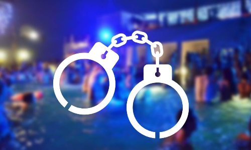 കോവിഡ് നിയന്ത്രണങ്ങൾ ലംഘിച്ച് പൂൾ പാർട്ടി; 15 യുവതികളുൾപ്പടെ 61 പേരെ പൊലീസ് അറസ്റ്റ് ചെയ്തു