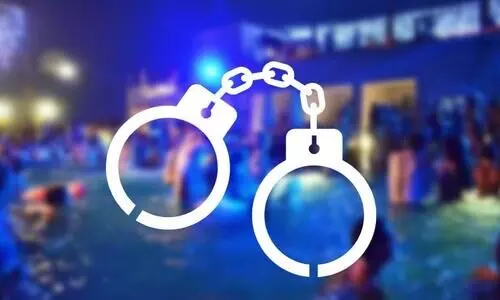കോവിഡ് നിയന്ത്രണങ്ങൾ ലംഘിച്ച് പൂൾ പാർട്ടി; 15 യുവതികളുൾപ്പടെ 61 പേരെ പൊലീസ് അറസ്റ്റ് ചെയ്തു