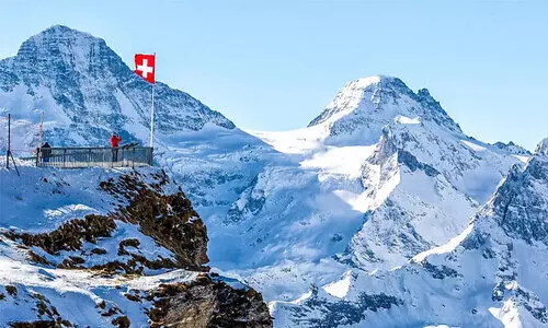 സ്വിറ്റ്​സർലാൻഡിലെ ആൽപ്സ്​ പർ‍വതനിരയിൽ ചെറുവിമാനവും ഗ്ലൈഡറും തകർന്ന്​ അഞ്ച്​ മരണം