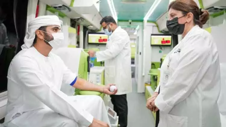 രക്തദാന ദിനത്തിൽ ആദ്യ ദാതാവായി ശൈഖ് മൻസൂർ രക്തദാന ദിനത്തിൽ ആദ്യ ദാതാവായി ശൈഖ് മൻസൂർ