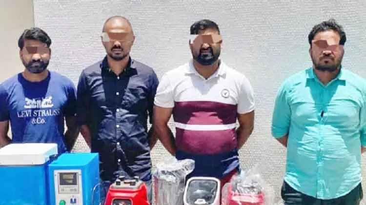 സ്വ​ര്‍ണം പൊ​ടി​ച്ചു​ക​ട​ത്താ​ന്‍ ശ്ര​മം; നാ​ല്​ ഏ​ഷ്യ​ക്കാ​ർ പി​ടി​യി​ൽ