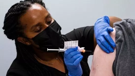 കോവിഡ് വാക്സിൻ ദീർഘകാലത്തേക്ക് ഫലം ചെയ്യണമെങ്കിൽ ബൂസ്റ്റർ ഡോസ് വേണമെന്ന് പഠനം കോവിഡ് വാക്സിൻ ദീർഘകാലത്തേക്ക് ഫലം ചെയ്യണമെങ്കിൽ ബൂസ്റ്റർ ഡോസ് വേണമെന്ന് പഠനം