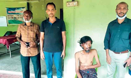 അയ്യപ്പനെ സ്നേഹ നിലയത്തിലെത്തിച്ച് പൊലീസും സന്നദ്ധ പ്രവർത്തകരും അയ്യപ്പനെ സ്നേഹ നിലയത്തിലെത്തിച്ച് പൊലീസും സന്നദ്ധ പ്രവർത്തകരും