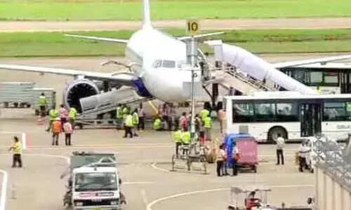 തൊഴിൽദിനങ്ങൾ കുറവ്​  വിമാനത്താവളത്തിലെ കരാർ ജീവനക്കാർ പ്രതിസന്ധിയിൽ