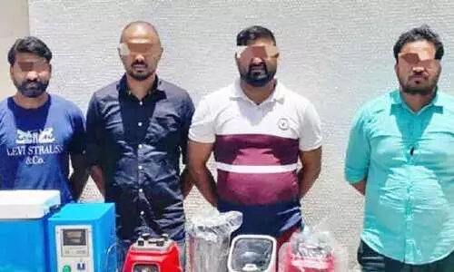 സ്വ​ര്‍ണം പൊ​ടി​ച്ചു​ക​ട​ത്താ​ന്‍ ശ്ര​മം; നാ​ല്​ ഏ​ഷ്യ​ക്കാ​ർ പി​ടി​യി​ൽ