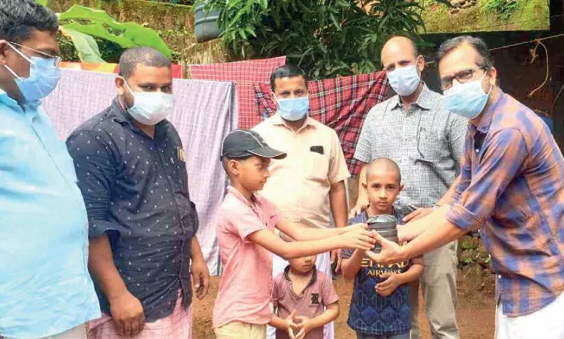 സൈക്കിൾ വാങ്ങാനുള്ള തുക സഹപാഠിയുടെ ചികിത്സക്ക് നൽകി സിയാദും ഷാമിലും