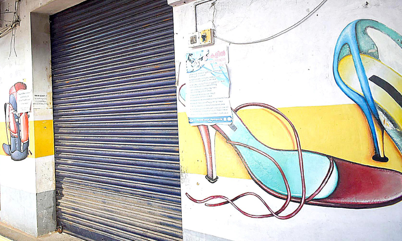 ജീവിതത്തിന് പൂട്ടുവീണു, ഇനി തുറന്നേ പറ്റൂ- ചെരിപ്പ് വ്യാപാരികൾ പറയുന്നു ജീവിതത്തിന് പൂട്ടുവീണു, ഇനി തുറന്നേ പറ്റൂ- ചെരിപ്പ് വ്യാപാരികൾ പറയുന്നു