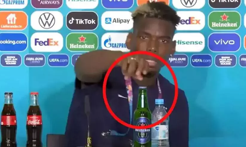 വാർത്ത സമ്മേളനത്തിനെത്തിയ പോഗ്​ബ മുന്നിലിരുന്ന മദ്യക്കുപ്പി മാറ്റി, വിഡിയോ കാണാം VIDEO