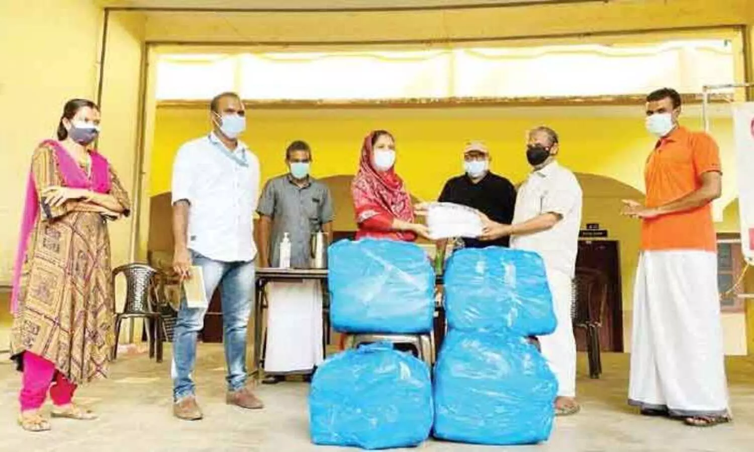 പെരുമ്പടപ്പ് സ്വരൂപം കോവിഡ് സഹായം നൽകി