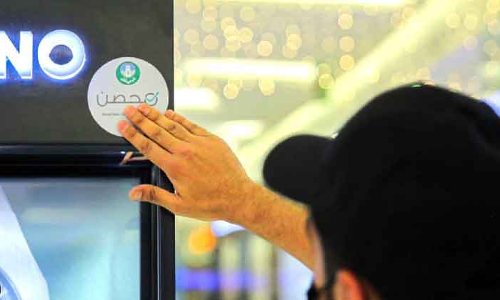 കോ​വി​ഡ്​ വാ​ക്​​സി​ൻ കു​ത്തി​വെ​പ്പ്​: ക​ട​ക​ളി​ൽ സ്​​റ്റി​ക്ക​ർ പ​തി​ച്ചു​തു​ട​ങ്ങി