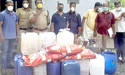 കൊലക്കേസ് പ്രതിയുടെ വീട്ടിൽനിന്ന്​ ചാരായം പിടികൂടി