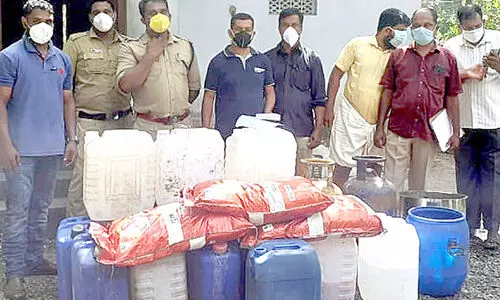 കൊലക്കേസ് പ്രതിയുടെ വീട്ടിൽനിന്ന്​ ചാരായം പിടികൂടി