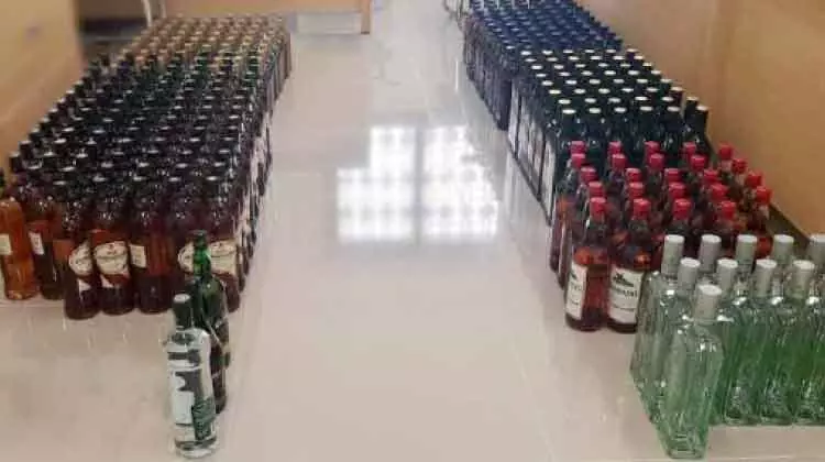 മദ്യവുമായി വിദേശി പിടിയിൽ