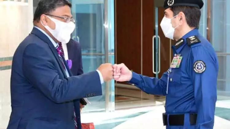 അം​ബാ​സ​ഡ​ർ അ​ഗ്​​നി​ശ​മ​ന മേ​ധാ​വി​യെ ക​ണ്ടു