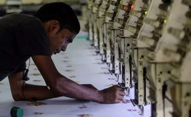 കോവിഡ് രണ്ടാം തരംഗം മൂലം സമ്പദ്വ്യവസ്ഥയിൽ രണ്ട് ലക്ഷം കോടിയുടെ നഷ്ടമുണ്ടായെന്ന് ആർ.ബി.ഐ കോവിഡ് രണ്ടാം തരംഗം മൂലം സമ്പദ്വ്യവസ്ഥയിൽ രണ്ട് ലക്ഷം കോടിയുടെ നഷ്ടമുണ്ടായെന്ന് ആർ.ബി.ഐ