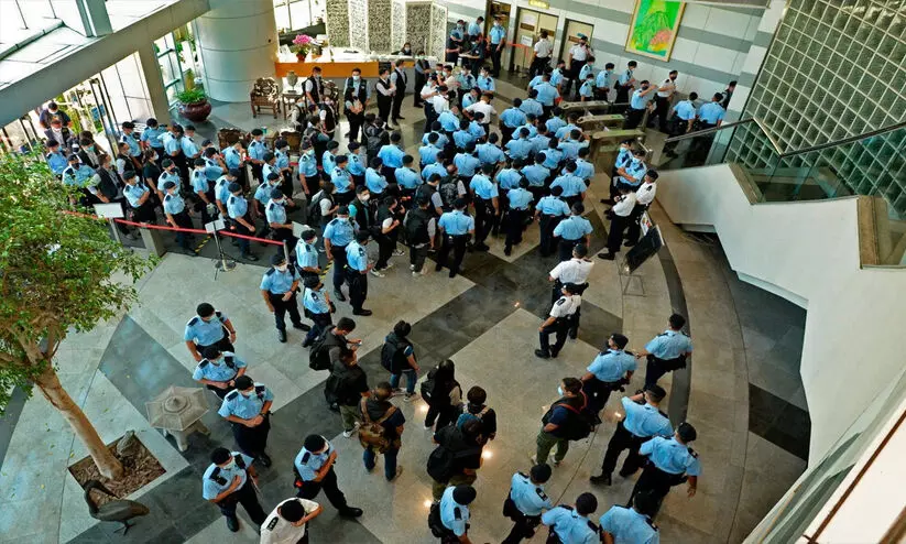 ആപ്പിള്‍ ഡെയ്​ലിയില്‍ ഹോങ്കോങ് പൊലീസിന്റെ റെയ്​ഡ്​, എഡിറ്റര്‍മാരടക്കം അറസ്റ്റില്‍