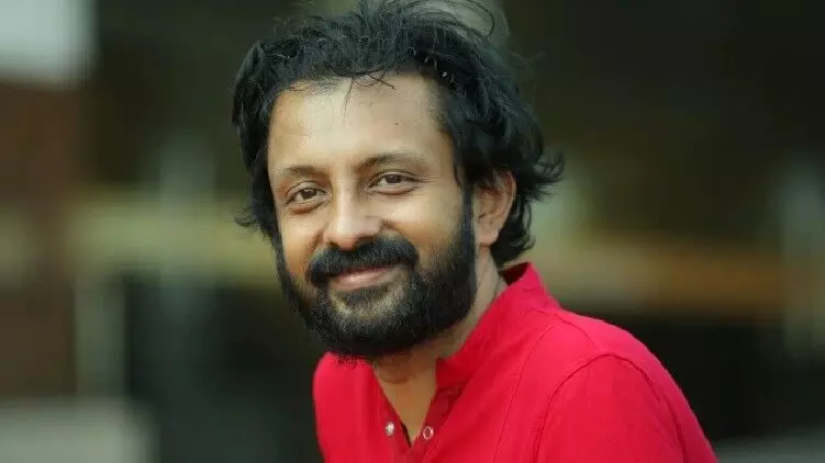 മഞ്ഞ മഞ്ഞ ബള്ബുകള് മിന്നിമിന്നിക്കത്തുമ്പോള് വൈറലായി ഹരി നാരായണന്റെ മഞ്ഞപ്പാട്ട് മഞ്ഞ മഞ്ഞ ബള്ബുകള് മിന്നിമിന്നിക്കത്തുമ്പോള് വൈറലായി ഹരി നാരായണന്റെ മഞ്ഞപ്പാട്ട്