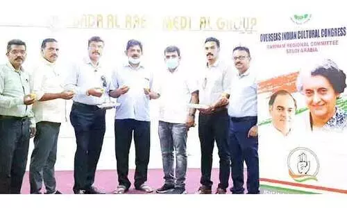 കെ. ​സു​ധാ​ക​ര​െൻറ സ്ഥാ​നാ​രോ​ഹ​ണം: ദ​മ്മാം ഒ.​​െഎ.സി.​സി മ​ധു​ര വി​ത​ര​ണം ന​ട​ത്തി