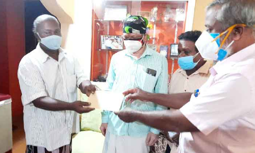 കേ​ളി ചി​കി​ത്സ ധ​ന​സ​ഹാ​യം കൈ​മാ​റി