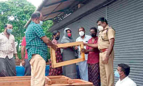 കൃഷ്ണൻകുട്ടിക്കും കുടുംബത്തിനും സഹായവുമായി കൊല്ലത്തെ ദമ്പതികൾ