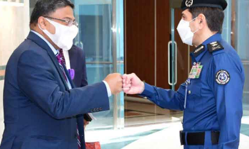 അം​ബാ​സ​ഡ​ർ അ​ഗ്​​നി​ശ​മ​ന മേ​ധാ​വി​യെ ക​ണ്ടു