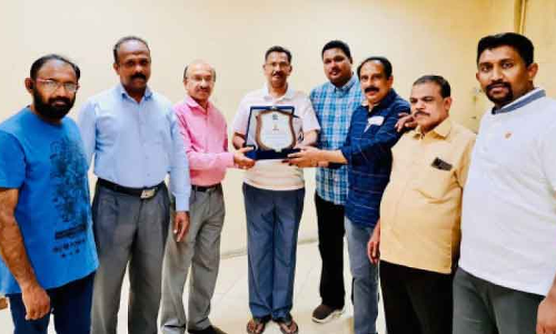 ര​വീ​ന്ദ്ര​നാ​ഥി​ന്​ ആ​ല​പ്പു​ഴ ജി​ല്ല പ്ര​വാ​സി അ​സോ​സി​യേ​ഷ​െൻറ യാ​ത്ര​യ​യ​പ്പ്