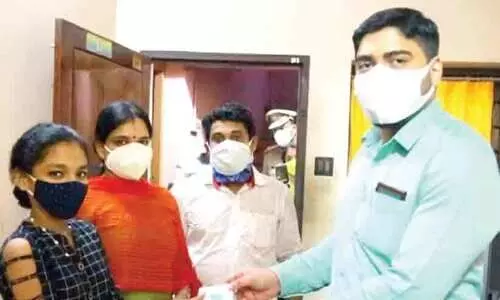 ച​ന്ദ​ന​യു​ടെ ക​ത്തി​ന്​ ക​ല​ക്​​ട​റു​ടെ ഫോ​ൺ