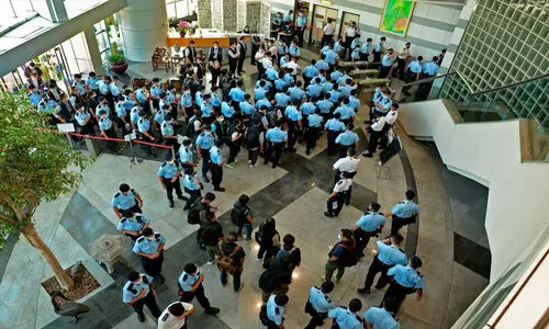 ആപ്പിള്‍ ഡെയ്​ലിയില്‍ ഹോങ്കോങ് പൊലീസിന്റെ റെയ്​ഡ്​, എഡിറ്റര്‍മാരടക്കം അറസ്റ്റില്‍