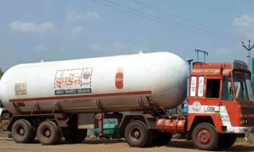 നീലേശ്വരത്ത് ഗ്യാസ് ടാങ്കർ ലോറി മറിഞ്ഞു; ചോർച്ചയില്ല