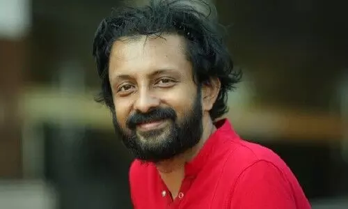 മഞ്ഞ മഞ്ഞ ബള്‍ബുകള്‍ മിന്നിമിന്നിക്കത്തുമ്പോള്‍ വൈറലായി ഹരി നാരായണന്‍റെ മഞ്ഞപ്പാട്ട്