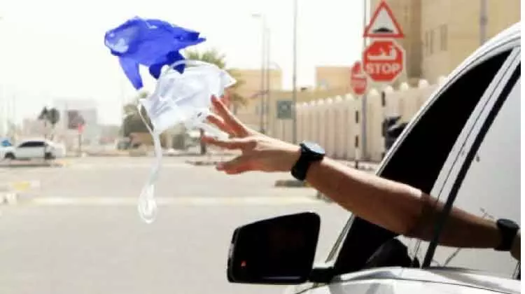 മാസ്കും കൈയുറയും റോഡിലെറിഞ്ഞാൽ ആയിരം ദിർഹം പിഴ മാസ്കും കൈയുറയും റോഡിലെറിഞ്ഞാൽ ആയിരം ദിർഹം പിഴ