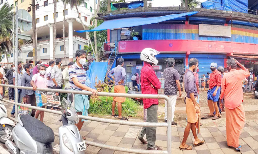 കോവിഡിനെ മറന്ന്​ മദ്യക്കച്ചവടം