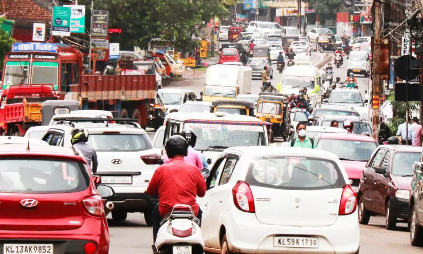 നാ​ല്‌ വിഭാഗമായി തിരിച്ചുള്ള നിയന്ത്രണം കടലാസിൽ; നാടും നഗരവും നിറഞ്ഞ് ജനം