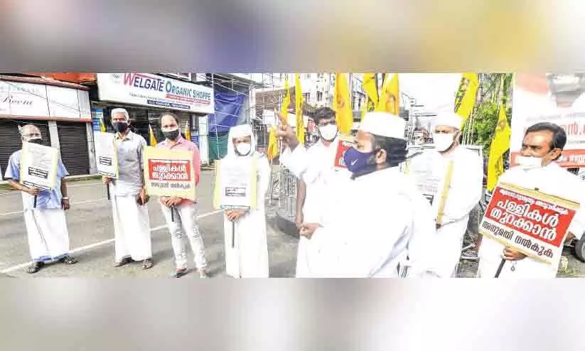 ആരാധനാലയങ്ങൾ, സർക്കാർ നിലപാടിനെതിരെ വ്യാപക പ്രതിഷേധം