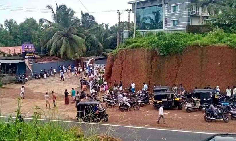 മദ്യഷോപ്പിൽ തിരക്കിന് പൊലീസ് കാവൽ; സ്കൂളിൽ പുസ്തക വിതരണം നിർത്തിച്ചു മദ്യഷോപ്പിൽ തിരക്കിന് പൊലീസ് കാവൽ; സ്കൂളിൽ പുസ്തക വിതരണം നിർത്തിച്ചു