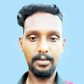 ലോ​റി മ​റി​ഞ്ഞ് ഡ്രൈ​വ​ർമ​രി​ച്ചു