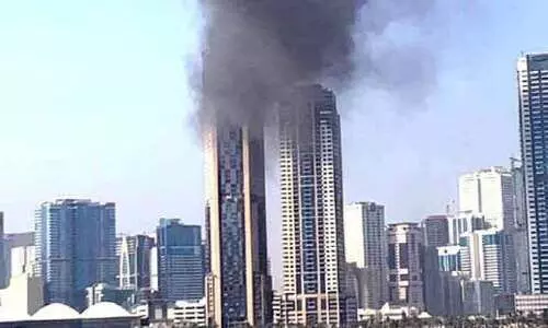 ഷാർജയിൽ നിർമാണത്തിലിരിക്കുന്ന കെട്ടിടത്തിൽ തീപിടിത്തം ഷാർജയിൽ നിർമാണത്തിലിരിക്കുന്ന കെട്ടിടത്തിൽ തീപിടിത്തം