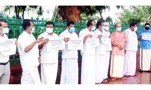 പ്ര​വാ​സി വി​ഷ​യ​ങ്ങ​ൾ ഉ​ന്ന​യി​ച്ച് സെ​ക്ര​േ​ട്ട​റി​യ​റ്റി​ന് മു​ന്നി​ൽ ഒ.​​െഎ.സി.​സി നി​ൽ​പു​സ​മ​രം ന​ട​ത്തി