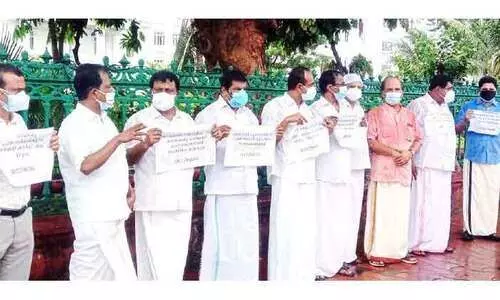 പ്ര​വാ​സി വി​ഷ​യ​ങ്ങ​ൾ ഉ​ന്ന​യി​ച്ച് സെ​ക്ര​േ​ട്ട​റി​യ​റ്റി​ന് മു​ന്നി​ൽ ഒ.​​െഎ.സി.​സി നി​ൽ​പു​സ​മ​രം ന​ട​ത്തി