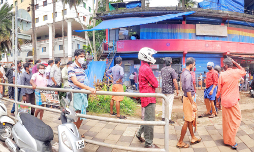 കോവിഡിനെ മറന്ന്​ മദ്യക്കച്ചവടം